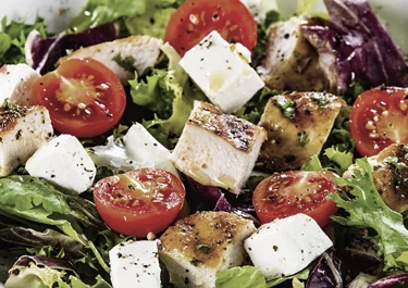 Ensalada keto de pollo y Arla Apetina