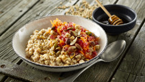 Grov boghvedegrød med tomatsalsa