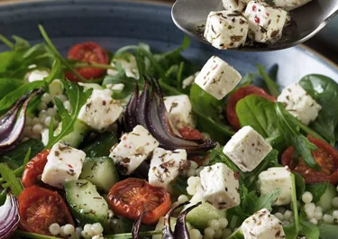 Ensalada de cuscús con tomates asados y Arla Apetina