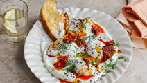 Cilbir – turkiska ägg med brynt chilismör