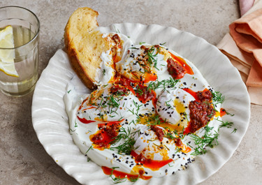 Cilbir – turkiska ägg med brynt chilismör
