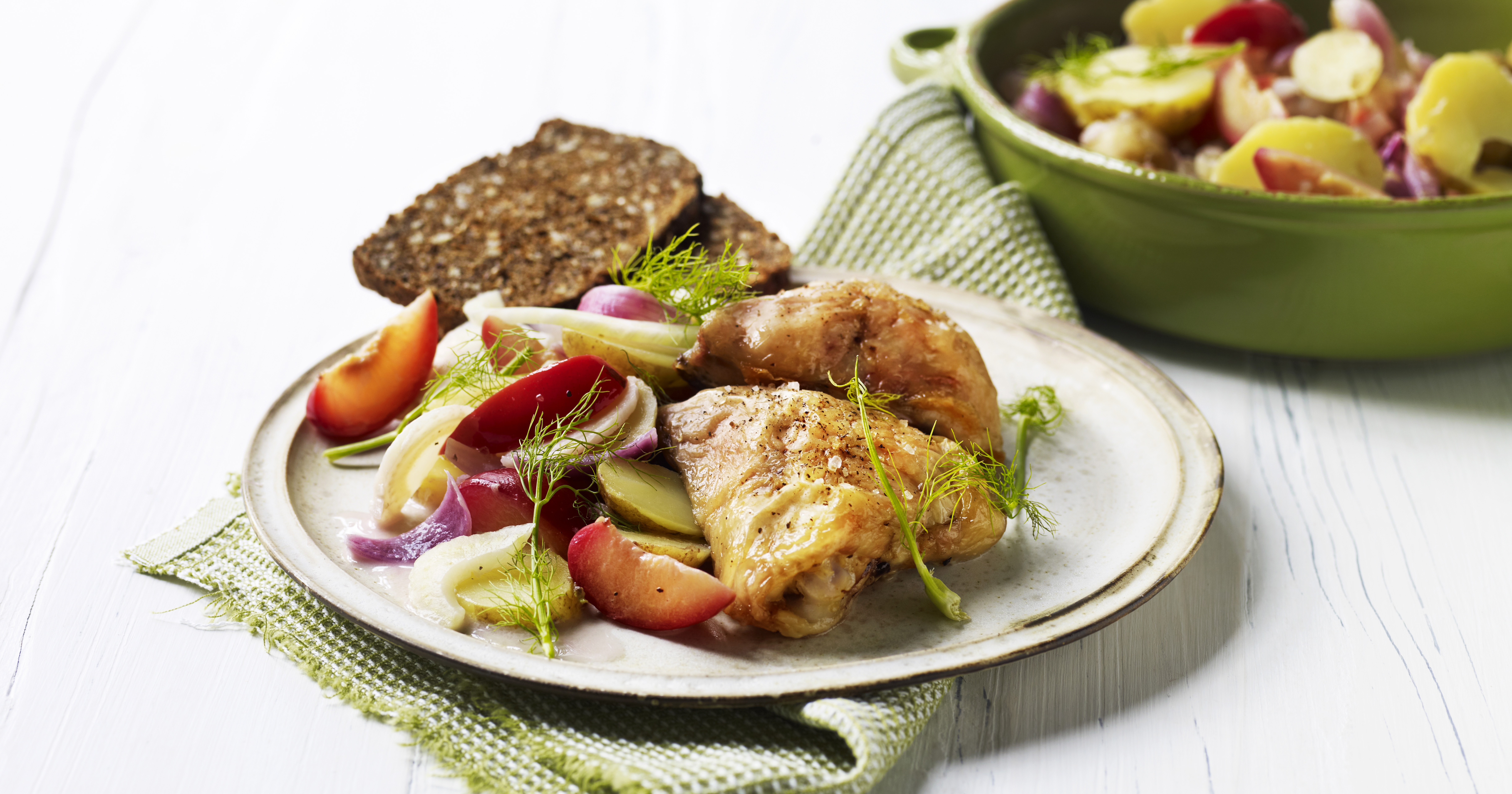 Kyllingelår og lun kartoffelsalat med blommer og fennikel