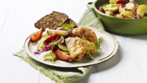 Kyllingelår og lun kartoffelsalat med blommer og fennikel