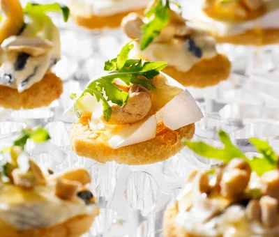 Crostini mit Blau-und Weißschimmelkäse