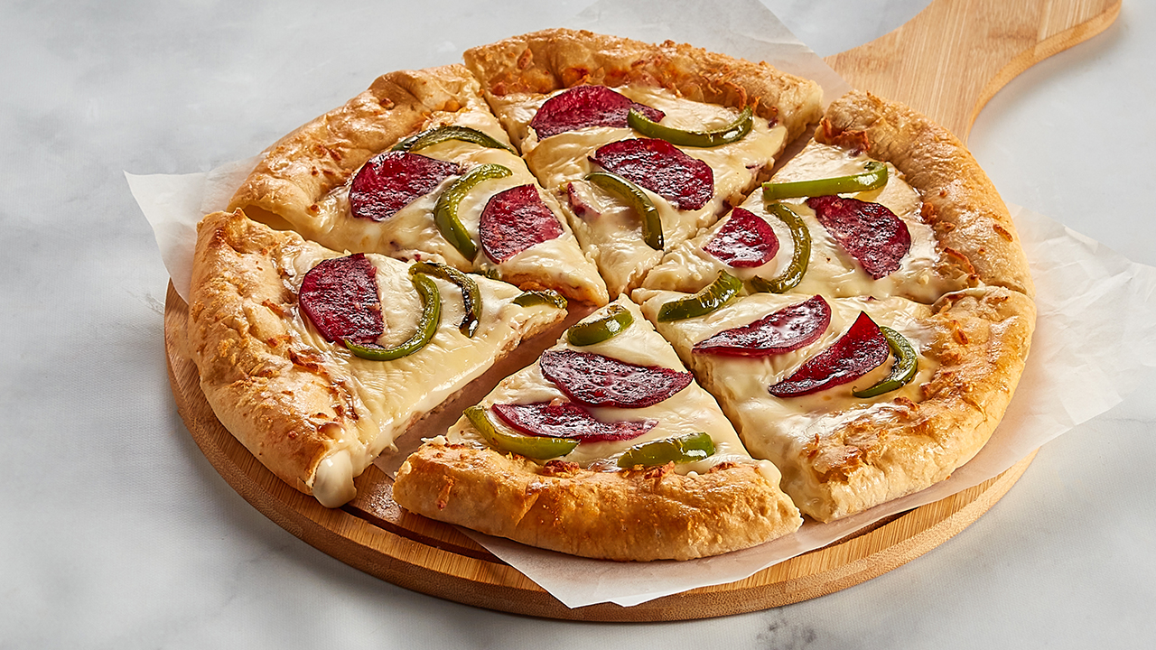 بيتزا سلامي مع أطراف الجبنة