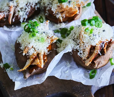 Bagte søde kartofler fyldt med kylling og Extra Matured Cheddar