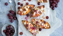 Ugnsbakad sötpotatis med vitost och vindruvor