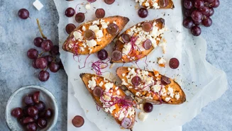 Ugnsbakad sötpotatis med vitost och vindruvor