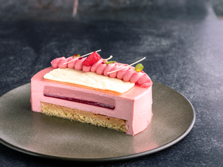 Entremet framboise-groseille, mousse légère et biscuit aux amandes