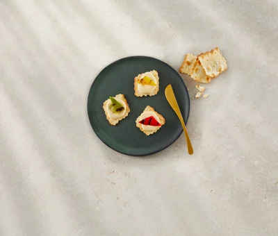 CASTELLO® GNIST PÅ CRACKERS MED GRILLET PEBERFRUGT