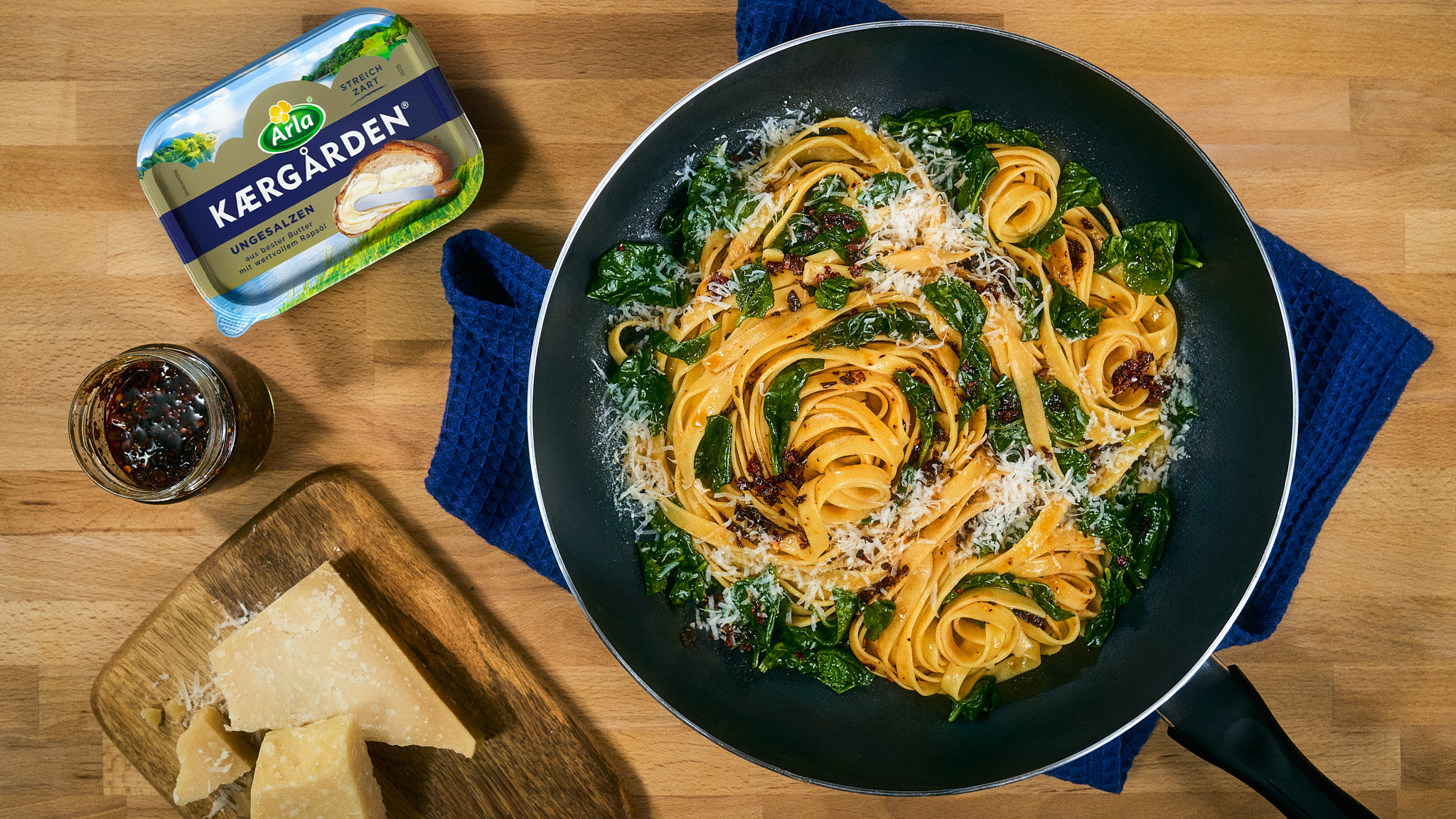 Buttrige Alfredo Pasta mit Spinat und Chili Crisp