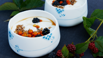 Skyr med havtorn-brombærsirup