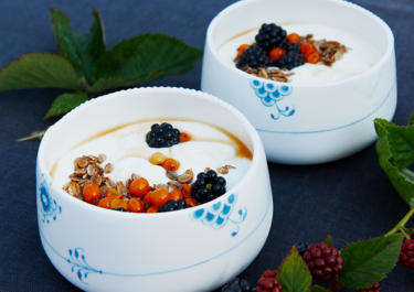 Skyr med havtorn-brombærsirup