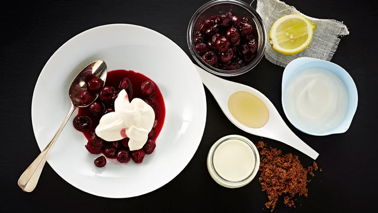 Bagte kirsebær med brun farin-creme