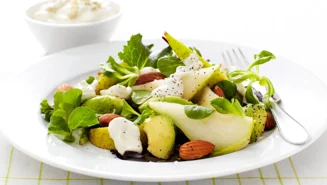 Päron- och avokadosallad med ädelostdressing