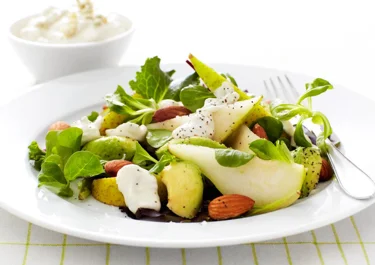Päron- och avokadosallad med ädelostdressing