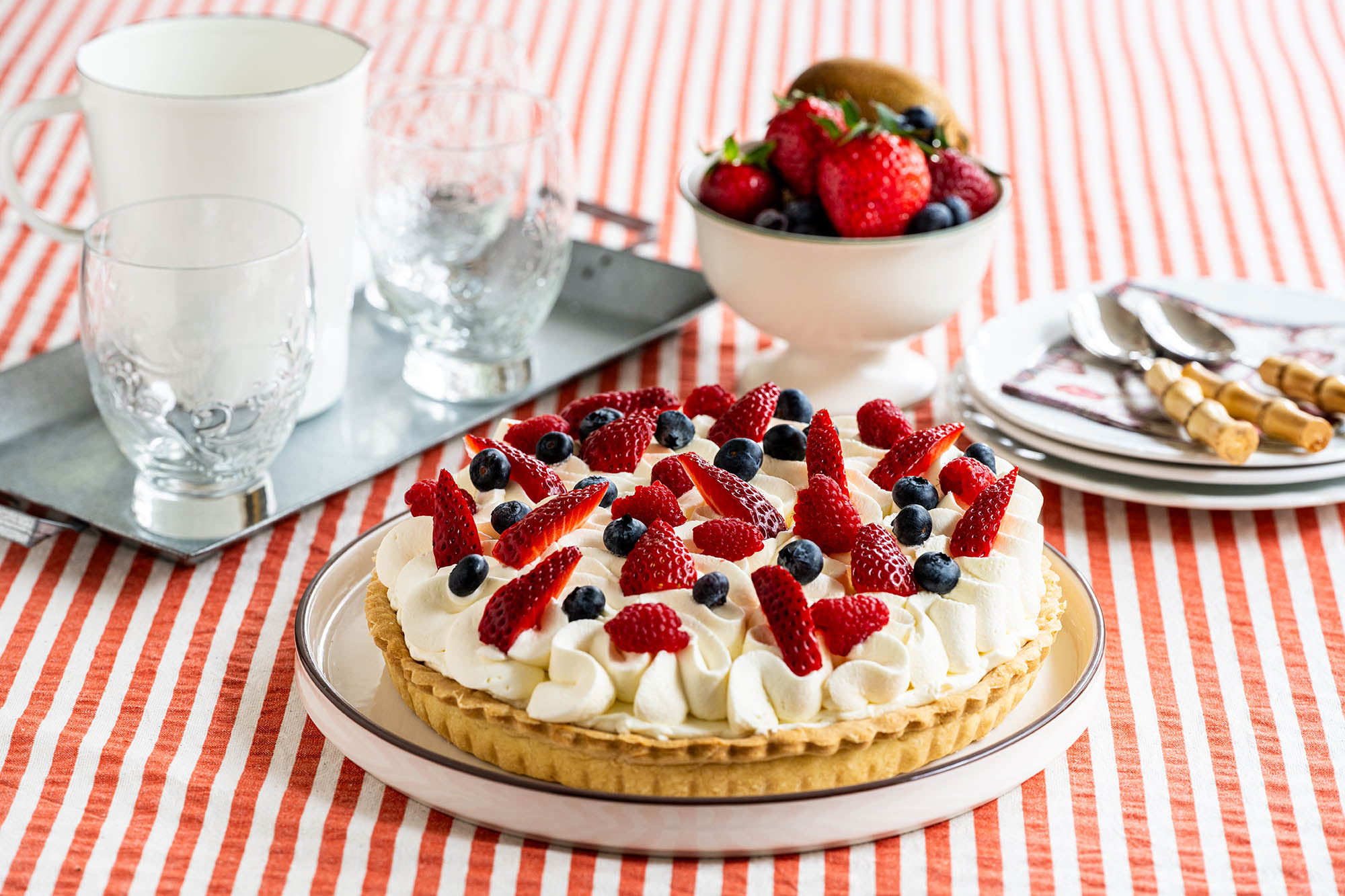 Τάρτα με γλυκιά κρέμα τυριού και κόκκινα φρούτα