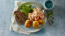 Coleslaw og fiskefrikadeller