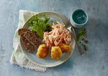 Coleslaw og fiskefrikadeller