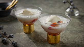 Färskostglass med inkokta äpplen och champagne