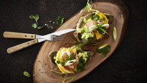 Toast med mango, forårsløg og lufttørret skinke