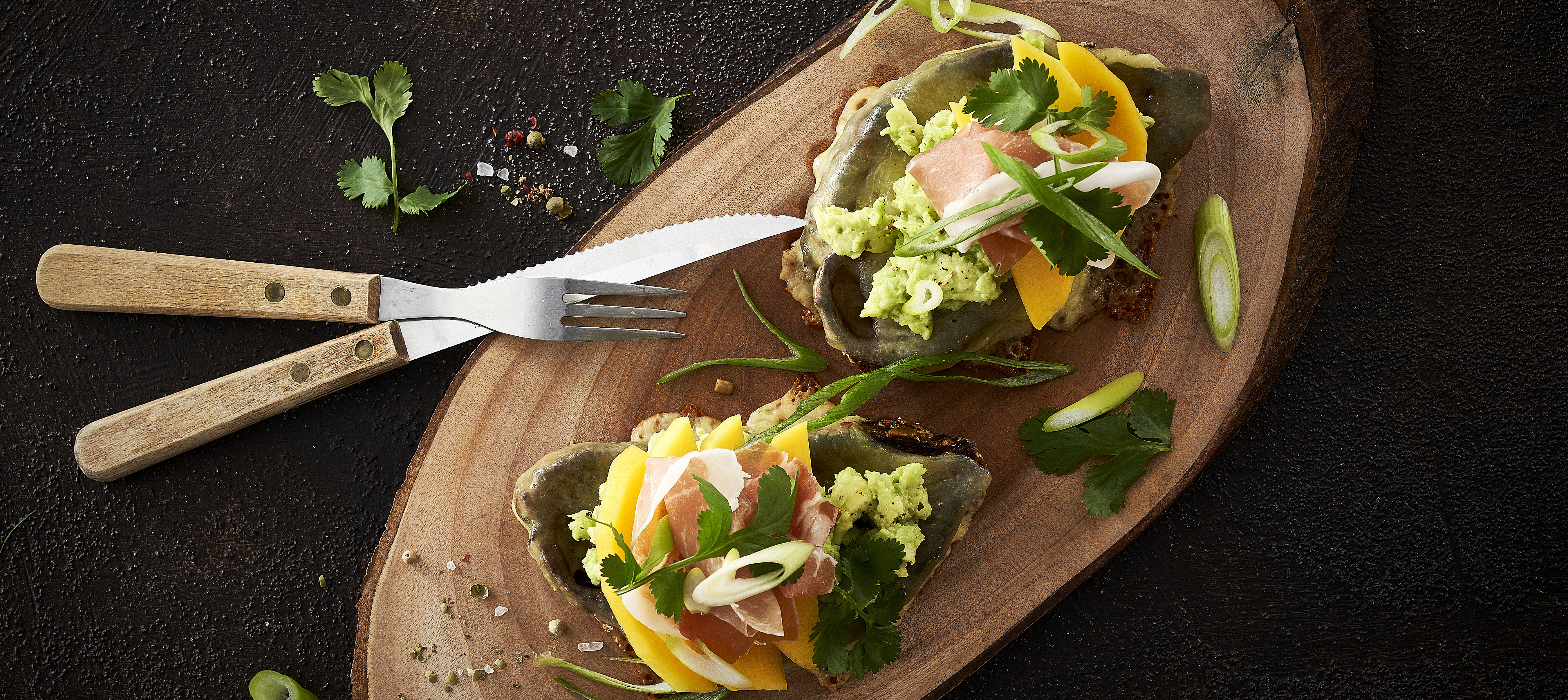 Toast med mango, forårsløg og lufttørret skinke