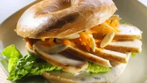 Lactosevrije bagel met gerookte kip