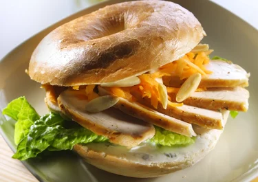 Lactosevrije bagel met gerookte kip