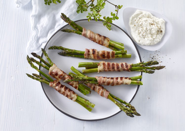 Pekoniin kääritty parsa