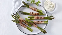 In spek gewikkelde asperges