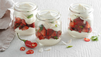 Jordgubbar med vit chokladkräm