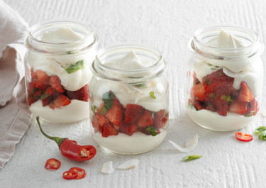 Jordgubbar med vit chokladkräm