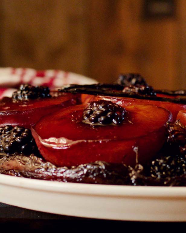 Tarta brzoskwiniowo-jeżynowa tatin