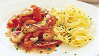 Fisk med varm tomatsallad