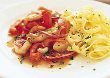 Fisk med varm tomatsallad