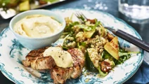 Grillad fläskfilé med grönsaksbulgur och chilibearnaise