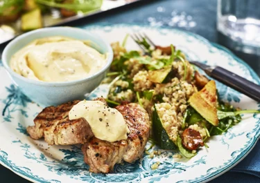 Grillad fläskfilé med grönsaksbulgur och chilibearnaise