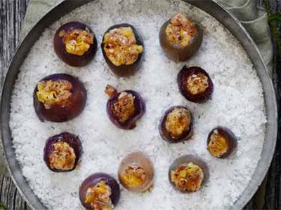 Honungsbakade rödlökar med bacon- och ostfyllning