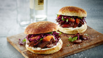 Andeburger med rødkålssalat og blå dressing