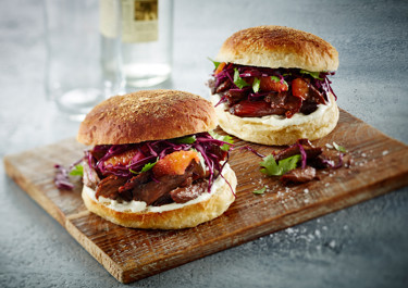 Andeburger med rødkålssalat og blå dressing