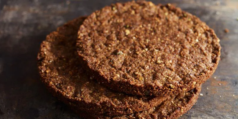 Jobba brett med olika bottnar och anpassa dem efter storleken på dina desserter och bakverk. De kan lätt omvandlas till smulor som passar både som grund och till topping. Receptet på crumble kan också stansas ut i ring och form till botten.