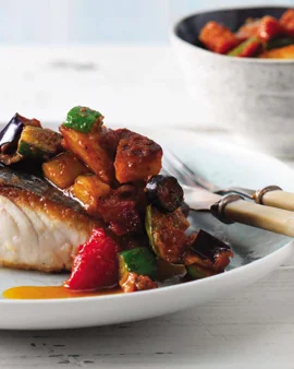 SPRØDSTEGT FISK MED RELISH