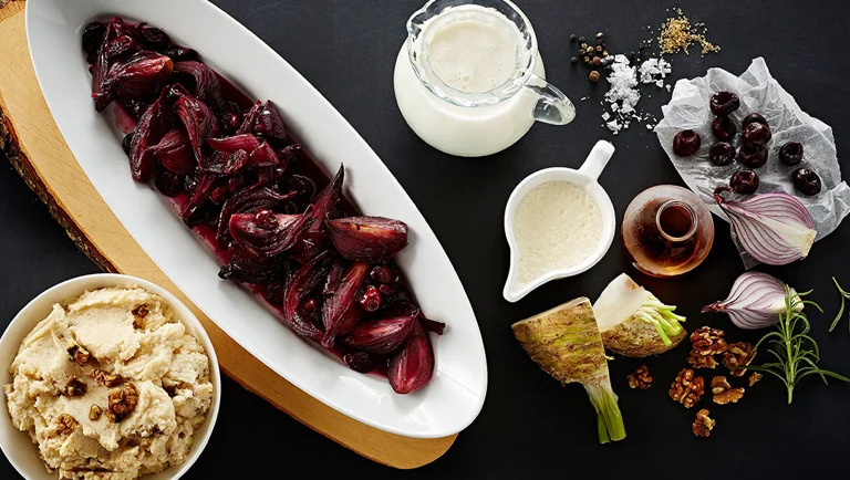 Kvarte ristede løg glaseret med kirsebær og rosmarin og sellerifløde med valnødder