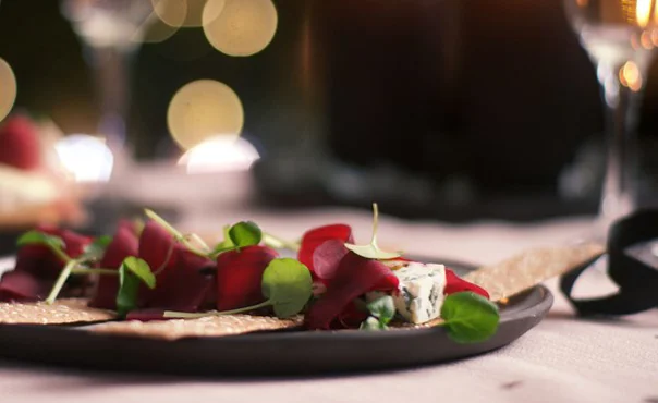 Danablu Canapés met bieten en balsamico glazuur