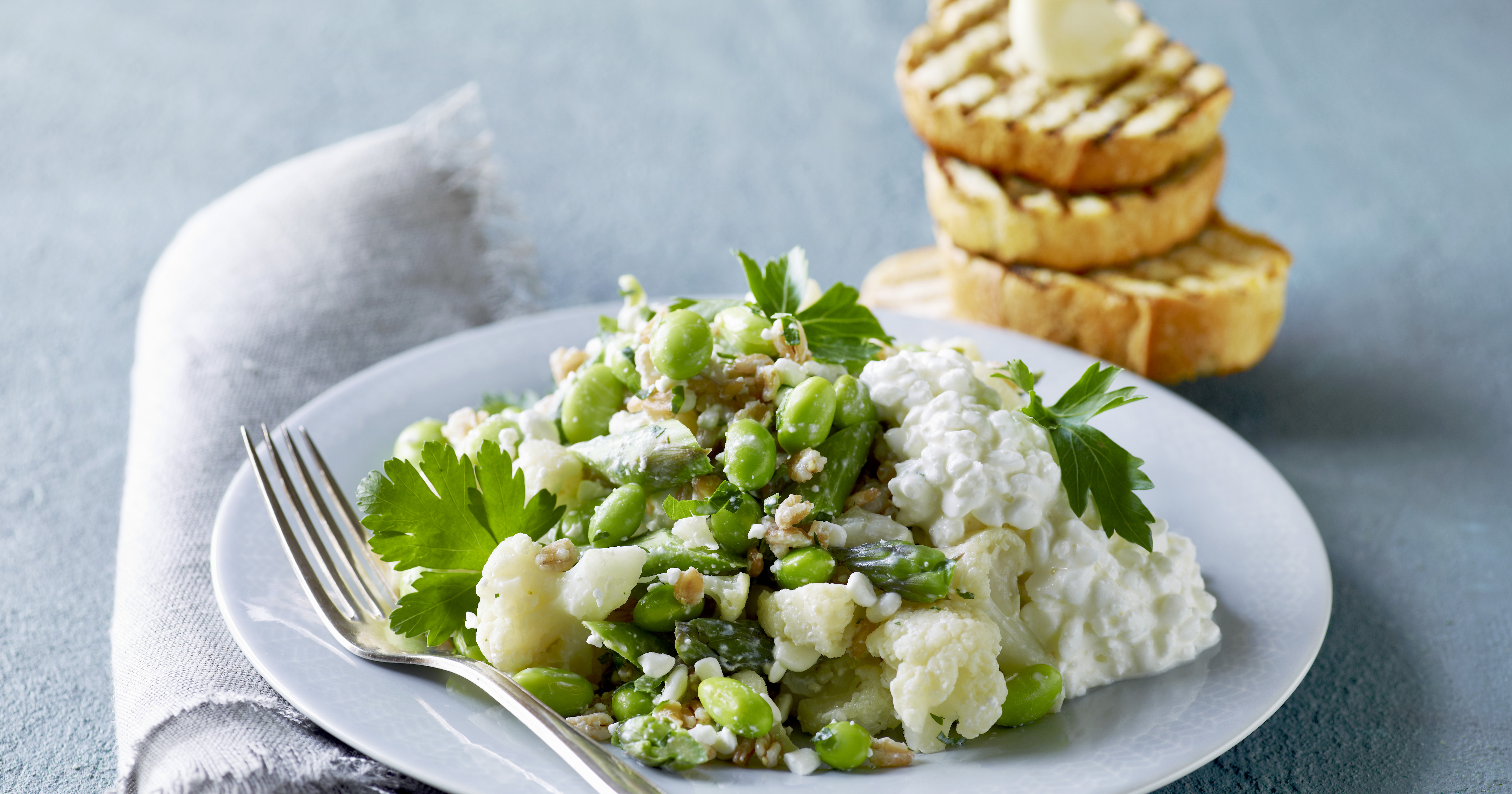Perlespeltsalat med grillede hvidløgsbrød