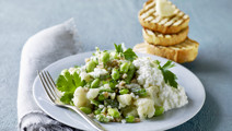 Perlespeltsalat med grillede hvidløgsbrød