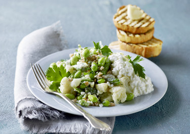 Perlespeltsalat med grillede hvidløgsbrød