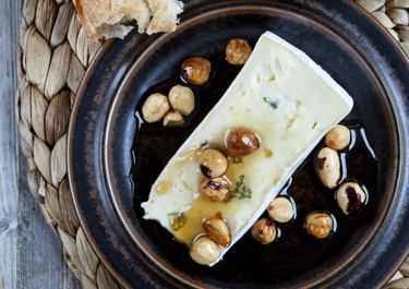 Ost med hasselnødder i ahornsirup