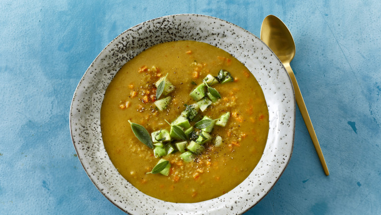 Karrysuppe med lime og gule ærter