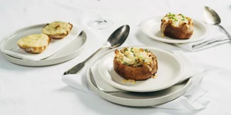 Sipulikeitto leivässä